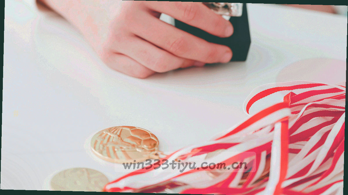 终场前最后一击的画面对角构图，球与球网形成速度感